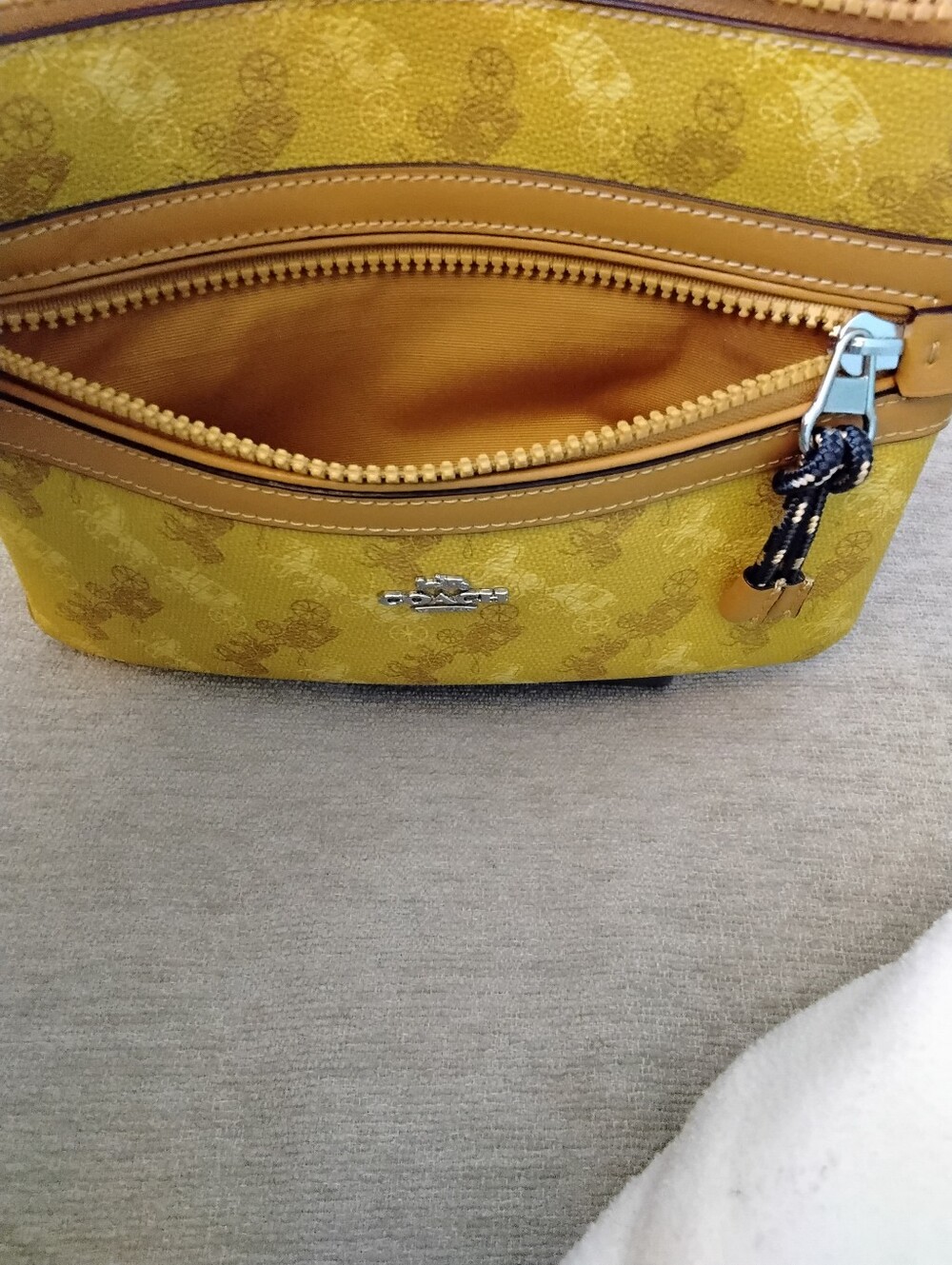 Coach Galllery Horse & Carraige Yellow Print with Tan Leather Trim - Picture 7 of 8